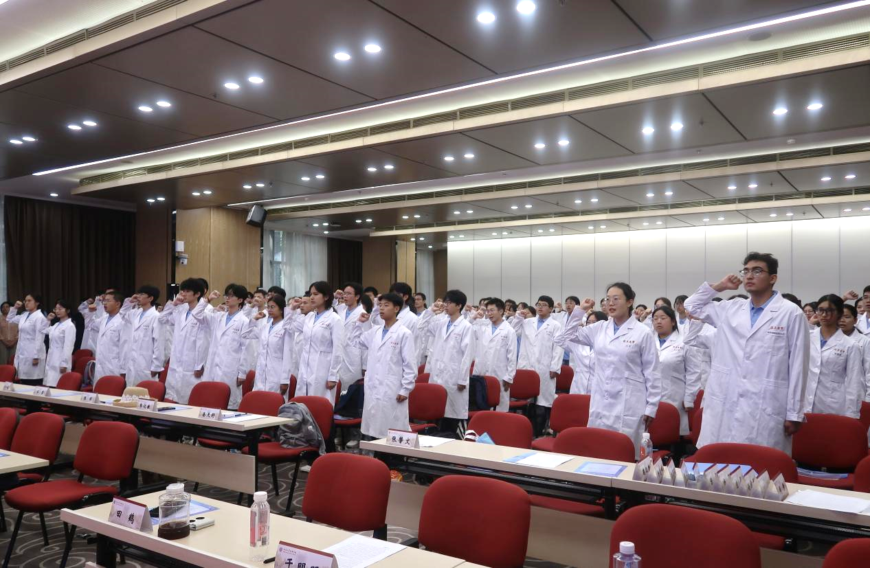 3bcc1a6203894dd8a37614fa2af84125.png 开学典礼合影-宣誓.png